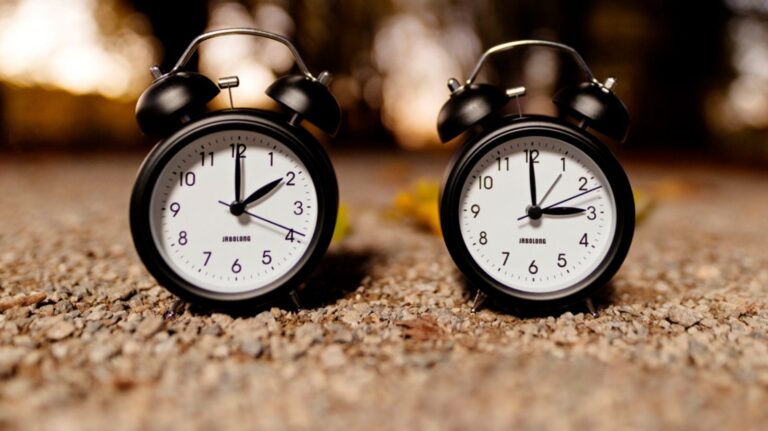 Uhrenumstellung Warum sie uns immer noch beschäftigt und was sich wirklich dahinter verbirgt uhrenunstellung: uns verrückt macht und wie du sie besser meisterst